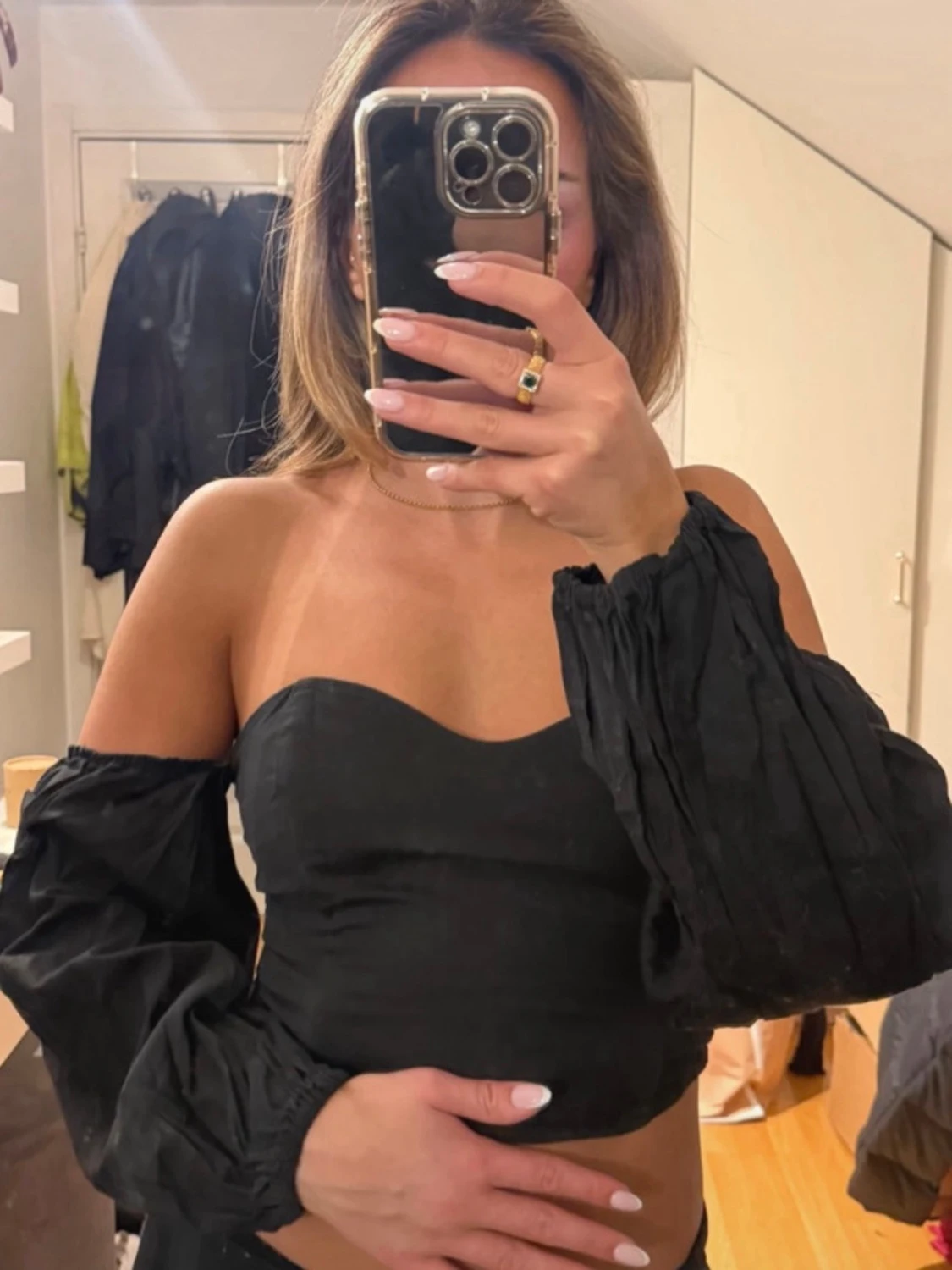 Svart offshoulder topp med puffärm
