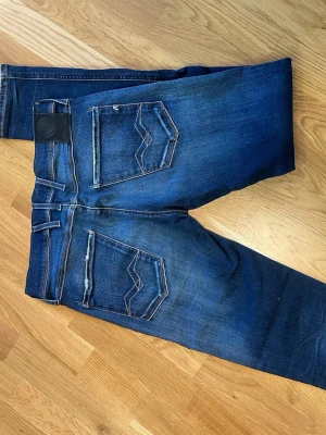 Replay jeans - Replay ambass. Storlek 29 waist. Fet print och andvända väldigt sällan pga för små