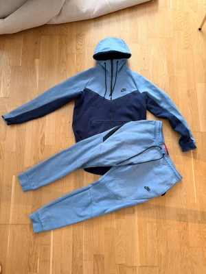 Nike tech mjukis set ”discontinued” - Storlek M tröja och byxa är srorlek L , Be mig inte skicka bild med kläderna på då dom ej passar mig längre dom är som nya och finns ej att få tag på längre första batchen av Nike tech jätte fint skick på dom använda Max 1-2 ggr 