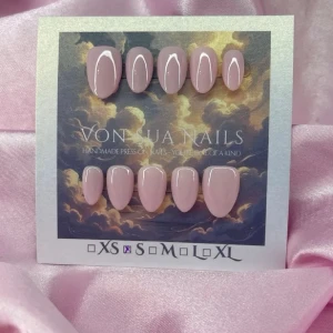BabyPink (S);Short Almond - Snygga handgjorda press-on naglar i en mjuk ljusrosa nyans. Naglarna har en elegant kort almond form och en glansig finish som ger en fräsch look. Perfekta för dig som vill ha ett stilrent och trendigt nagelset.