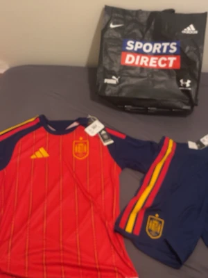 Spanien hemmakit  - Helt ny Spanien tröja och shorts köpt för 1000kronor från Spanien, storlek m på tröjan och L i shorts 