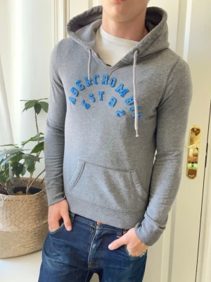 Abercrombie and fitch hoodie  - Abercrombie and fitch hoodie, Inga defekter! Modellen i bilderna är 180 cm 75 kg och bär Storlek M fast passar Xs/S , Kom med frågor! 🌟 (Kan gå ned i pris vid köp av paket 😉) 