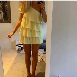 Volangklänning zara - Gul volangklänning från zara i storlek S, så snygg!!! Jag har använt en gång. I ny skick