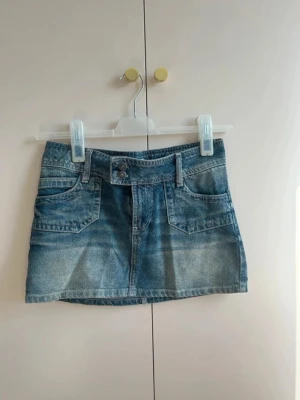 Jeanskjol - Lågmidjad kort jeanskjol från subdued. Jättefin och i bra skick säljs då den är för stor för mig. Midjemått är 39cm rakt över.