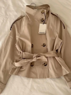 Viral Trenchcoat från Bershka - Säljer denna super fina, virala trenchcoaten från Bershka. Helt oanvänd och prislapp på!💗