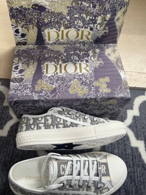 Grå dior skor dam  - Säljer dessa fina par skor. Allt på bild tillkommer vid köp. Skriv vid intresse 