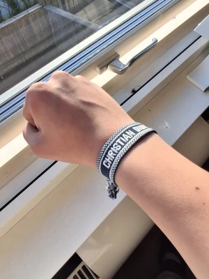 Dior armband! - Säljer nu ett galet fint Dior armband från kollektionen J'adior. Marinblå med vit text, och länken är den klassiska knuten som gör det justerbart. Aldrig använt, har dock inte förpackningen riktigt fint armband som kostar runt 2000 i vanliga fall men jag tänker mig runt 300, självklart inte alls bestämt. 