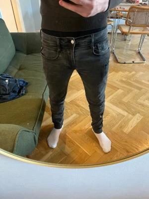 Replay ambass 31/30 - Replay ambass Säljer ett par grå slim fit jeans med snygg tvätt och stretchigt material. Jeansen har klassiska fem fickor, dragkedja och knapp framtill. Passformen är tight och benen är smala hela vägen ner. Perfekta för dig som gillar en modern och stilren look.