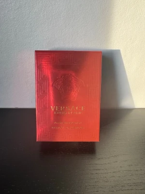 Versace Eros Flame parfym after shave 100ml - Säljer en Versace Eros Flame parfym after shave. Den är aldrig använd då jag köpte fel, därav varför jag säljer den. 