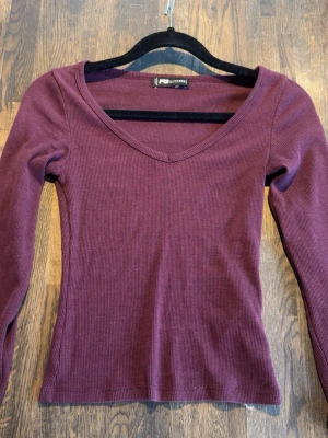 Vringaf tröja - Jätte fin vinröd långärmad från new yorker!💗 Fin rippad och jätte skön men säljer eftersom den aldrig kom till användning🩷 tycker den passar mer som xs än xss!!