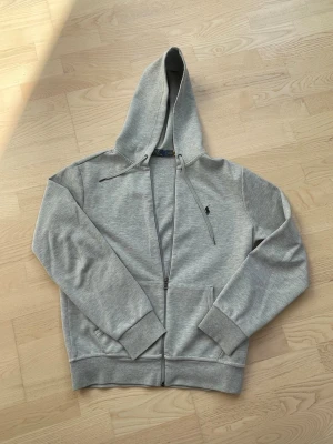 polo ralph lauren zip - Nästan helt ny polo ralph lauren zip, bara använd ett fåtal gången. Köppt i ralph lauren butik.