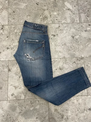 Dundups med slitningar  - Dondup || Storlek 30 || Jeansen är i bra skick däremot förekommer hål på baksidan (se bilder) || Tveka inte på att höra av dig vid frågor eller funderingar 