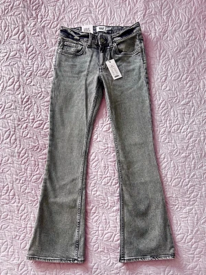 Lager 157 - low rise bootcut jeans - Grå lågmidjade bootcut jeans från lager 157 i storlek XS.  Helt oanvända med prislapp kvar!