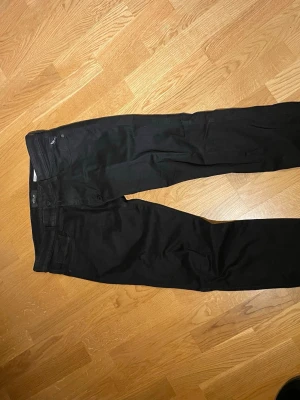 Replay Anbass jeans - Jeans från Replay i modellen Anbass som motsvarar slim fit. Jeansen är i princip nya köpta i vintras och endast använda ett fåtal gånger. Storleken är 34/34.