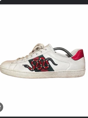 Gucci sneakers  - Söker något av dessa 3 par i storlek 43-44 hör av er till mig direkt om ni har ett par! Behöver även äkthets bevis eller något som tyder på äkta. Hör av er!