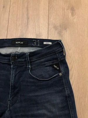 Replay mörkblå jeans herr - Snygga mörkblå jeans från Replay, fint skick
