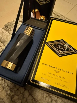 Atelier Versace Gingembre Pétillant EdP - Lyxig parfym från Atelier Versace, Gingembre Pétillant. Versace atelier gingembre  Unisex parfym  Ekslusiv  Dyr i inköp  Kostar 4000 sek på kicks  Köpt i januari 2026  Använt Max 15 sprut  Använder min andra doft mer från samma märke