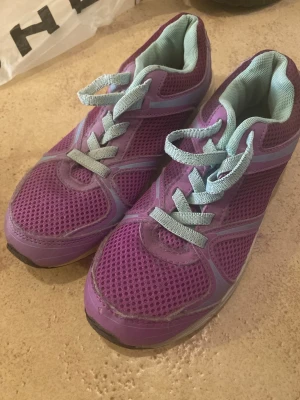 Skor strl 36 lila och turkos - Säljer skor i strl 36 både barn och vuxna kan använda som har strl 36. Ej tvättade och vill bli av med de fort så accepterar vilket pris som helst vid snabb köp.