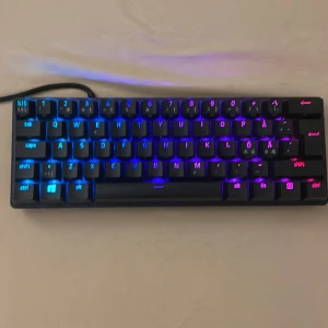 Razer Huntsman Mini Gaming Keyboard - Säljer ett Razer Huntsman Mini gamingtangentbord med RGB-belysning. Kompakt design med mekaniska tangenter och justerbara bakgrundsljus. Perfekt för gaming och skrivande. Ansluts via USB-kabel.