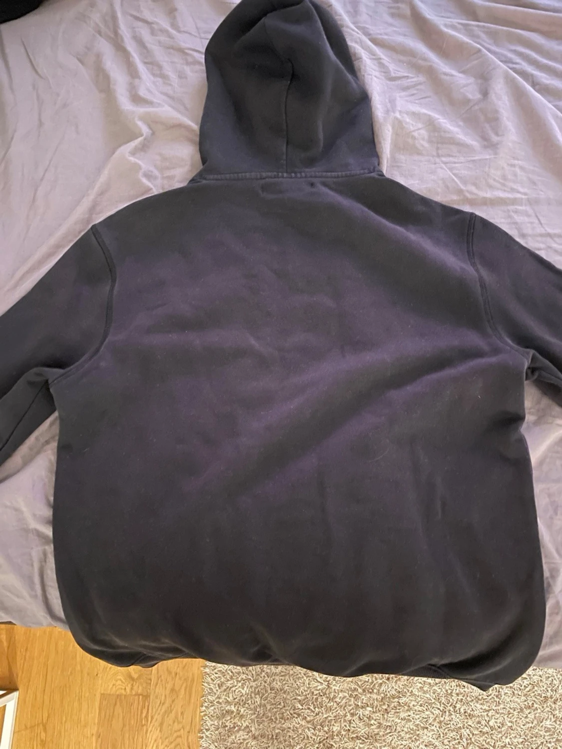 Svart hoodie från Deema med tryck - 2