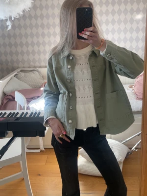Vit stickad blus med volang - Säljer en jättesöt vit stickad blus, då den inte kommer till användning. Använt ca 3 gånger, köparen står för frakt❤️