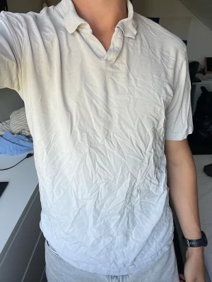 Vit kortärmad t-shirt från Zara - Klassisk vit t-shirt från Zara med krage och korta ärmar. Tillverkad i mjuk bomull som känns skön mot huden. Enkel och stilren design som passar till det mesta. Perfekt för dig som gillar en clean och avslappnad look.