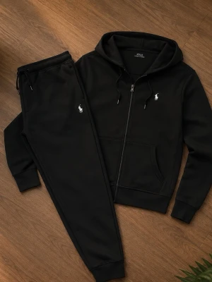 Svarta mjukisbyxor från Polo Ralph Lauren - Säljer ett par svarta mjukisbyxor från Polo Ralph Lauren med den klassiska vita loggan broderad på benet. Byxorna har dragsko i midjan och muddar vid bensluten. Perfekta för chill dagar eller när du vill vara extra bekväm.