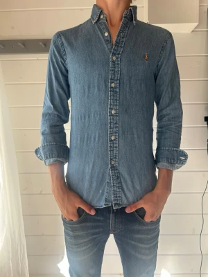 Ralph Lauren Jeans-Skjorta  - Säljer just nu denna feta Ralph Lauren Skjortan! Modell är 190 cm och väger 75 kg! Storlek S. Skickas samma dag som köp! Skriv vid minsta fundering eller fråga❗️