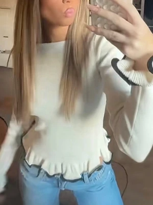 Vit topp med volangkant från Gina Tricot - Snygg vit långärmad topp från Gina Tricot med volangkant nertill och vid ärmslut 💓💓💓