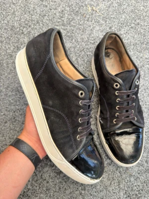 Lanvin uk12 mörkblå - Säljer nu dessa supersnygga mörkblå lanvin skorna! Perfekt för alla outfits! Size uk12/46. Skick 6/10 väl använda, slitna innuti sulan men syns inte vid användning. Nypris 5000kr. Postar inom 24H🔥😄