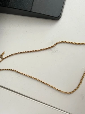 Guldtonat tvinnat halsband - Ett fint guldhalsband som är doppat i guld.