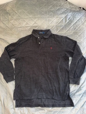 Ralph Lauren tröja  - Grå långärmad Polo Ralph Lauren tröja i storlek L. Materialet är bomull och skicket är mycket bra!