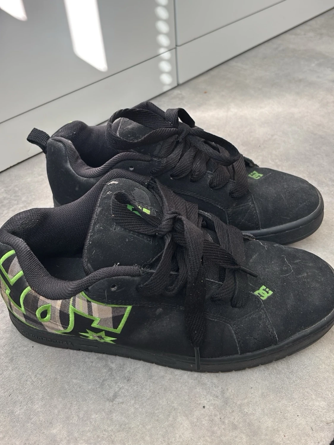 Svarta DC sneakers med gröna detaljer - 1
