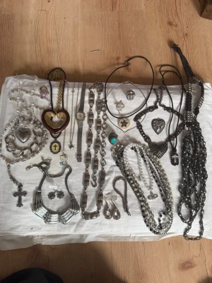 Stort smyckespaket med Y2K, vintage, punk och statement-smycken! 🖤⛓️✨ - Säljer ett blandat paket med halsband i olika stilar och material, bland annat silverfärgade kedjor, pärlhalsband, hjärtberlocker, kors och detaljer i metall. Några halsband har hängen som stjärnor, kors och hjärtan. Perfekt för dig som gillar att variera din stil. Kommer budas ut på min live 15 juli 19.00. 