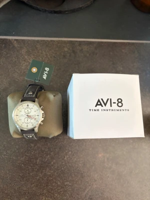 AVI-8 HAWKER HURRICANE klocka - Säljer denna helt oanvända klocka åt min morfar. Klockan kommer från ett lager efter en nedlagd klockbutik och har aldrig använts.  * Skick: Ny/oanvänd * Funktion: Klockan saknar batteri, vilket köparen själv får ordna. * Box och tagg medföljer vid köp. * Nypris: cirka 3700 kr.  Klockan säljs privat och kan skickas eller hämtas efter överenskommelse. Fler bilder kan skickas vid intresse.  Pris kan diskuteras vid snabb affär.