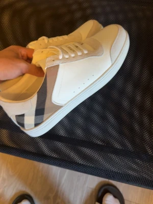 Burberry skor - Burberry skor storlek 43/44 nyskick använt 1 gång riktigt fräscha och stilrena
