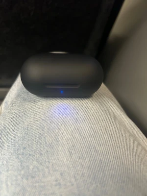 Svarta trådlösa in-ear hörlurar - Snygga svarta trådlösa in-ear hörlurar med laddningsetui. Hörlurarna har en rund och kompakt design med diskreta LED-indikatorer på både etui och hörlurar. Perfekta för musik, poddar och samtal på språng. Smidig förvaring i det mattsvarta fodralet.inget fel på det fungerar jättebra 