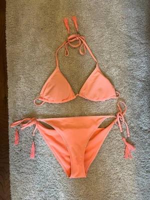 Korall bikini H&M - Söt bikini i en somrig färg med virkade detaljer. Mycket bra skick!