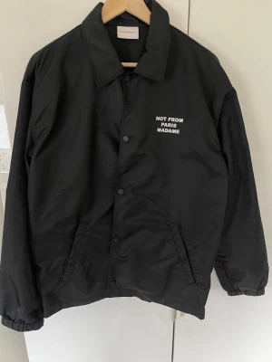 Not from Paris Madame tunn jacka ÄKTA!!! - Säljer nu en not from Paris madame jacka. Den är aldrig använd och nypris på den ligger på 2800kr!! Hör av dig vid frågor