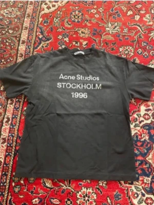 Acne Studios T-shirt  - Denna sköna t-shirt från Acne studios är eftertraktad för en anledning. Mycket populär och stilig nu till sommar, och denna har använts fåtal gånger. Därför inget tecken på användning. Tveka inte att skriva vid någon fundering, priset sitter inte i Sten 🤝