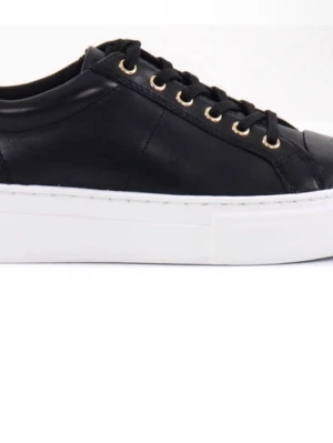 Svarta sneakers med vit sula - Stilrena svarta sneakers i läderimitation med vit, tjock sula och guldfärgade öljetter. Klassisk låg modell med snörning och enkel design som passar till det mesta. Perfekta för dig som gillar en clean och modern look.