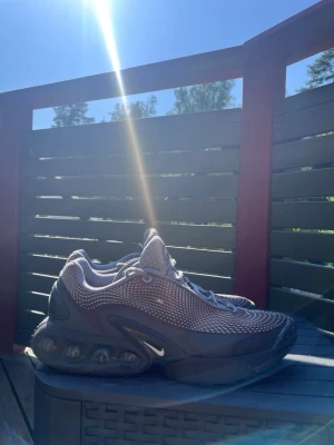 Nike Air Max DN – Grå/Svart - Säljer ett par Nike Air Max DN i grå/svart färg. Stilrena och bekväma sneakers som passar både till vardags och streetwear.  Storlek: EU 45.5 / US 11.5 Skick: Fint skick (utifrån bilderna ser de knappt använda ut – justera gärna om de är mer eller mindre använda). Färg: Grå/Svart Originalkartong: Nej Säljs eftersom de inte kommer till användning. Kom gärna med bud.