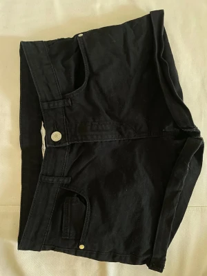 Svarta jeansshorts - Jättesnygga jeansshorts, perfekts till sommaren! Köptes på Vinted men passade tyvärr inte