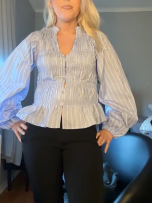  randig blus  - Säljer en randig blus från Gina i storlek S