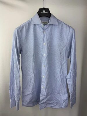 John Henric Skjorta - 🌸 INFO OM PLAGGET 🌸  ☑️ Märke: John Henric ☑️ Storlek: 39/Medium ☑️ Färg: Blå/Vit ☑️ Skick: ⭐⭐⭐⭐⭐  ✨ Detaljer: ☐ Inga hål ☐ Inga fläckar ☐ Nytvättad ☐ Rökfritt hem ☐ Djurfritt hem  📏 Passform: ☑️ Normal   📦 Skickas snabbt. 💬 Skriv gärna om du vill ha fler bilder eller mått. 🤍 Paketrabatt vid köp av flera annonser. 🌟 Titta gärna på mina andra annonser!