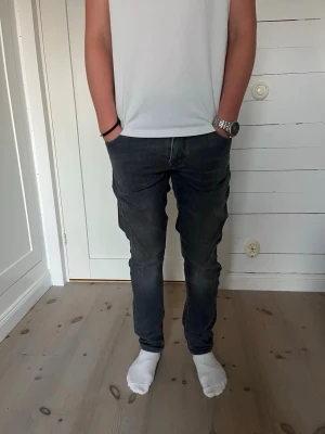 Jacob Cohën Jeans - Säljer nu dessa snygga Jacob Cohën jeans!  Den är i färgen grå⬜️  Storleken är 29, men sitter som 30. Passformen 696, och sitter som slim/ skinny, beroende på hur smal man är.  Skicket är 8/10, inte helt ny, bra skick, men tyvärr är patchen av, därav det låga priset!  Nypriset är 4999kr❌ Mitt pris är 599 kr✅  Om du har några frågor eller funderingar är det bara att fråga, och priset är inte hugget i sten!🤝🤗