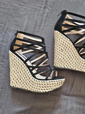  🖤✨Äkta Y2K Miss Selfridge London Platåklackar – Nyskick (Strl 41) 🇬🇧✨ - Skorna är i absolut nyskick och endast använda en kort stund vid ett enda tillfälle – prislappen sitter till och med kvar under sulan!(lite märken från  grus  se bild ) I Klackhöjd: 15 cm mätt på baksidan.Platåhöjd: 6 cm framtill (gör dem mycket mer stabila och bekväma att gå i!). Dessa är inköpta direkt i deras butik i London i början av 00-talet (alltså äkta Y2K/vintage, långt innan märket började säljs via ASOS. Kvaliteten på dessa är i en helt annan liga än dagens skor!