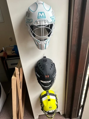 Innebandy målvaktsutrustning - Säljer nu en massor med gammal utrustning som inte passar längre och som inte kommer till användning. Fler bilder kan ordnas och allt är i bra skick. Hör av er vid frågor eller funderingar så löser vi en smidig affär.