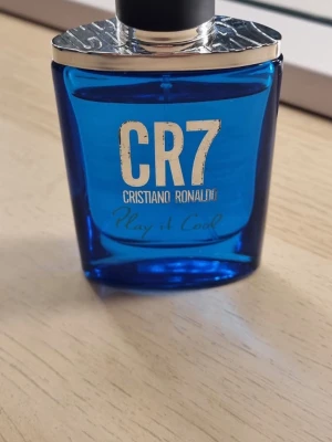 CR7 Play It Cool parfym blå - Fräsch parfymflaska CR7 Play It Cool från Cristiano Ronaldo. Flaskan är nästan full💗