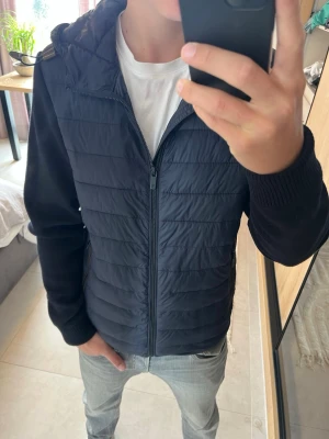 Mörkblå Cardigan  - Hej! Säljer en snygg mörkblå cardiganjacka ifrån Massimo Dutti. På tröjan står de size L men den är mer som size M.  📐 = M 🏷️ = Massimo Dutti ❓ = Vid frågor så skriv till mig